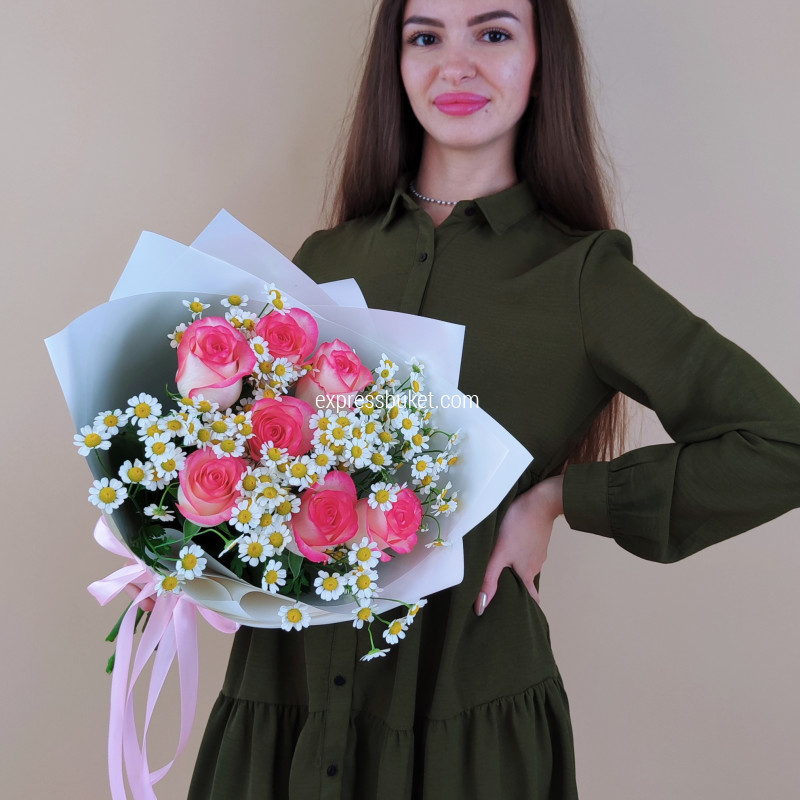 Букет из роз Джумилия с танацетумом