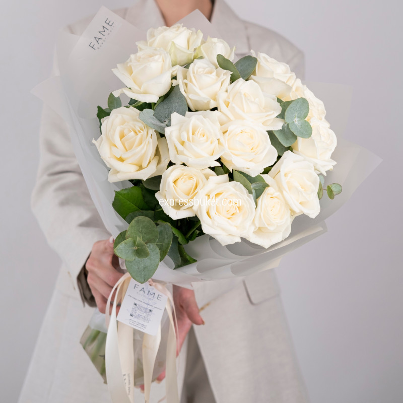 15 белых роз аваланж