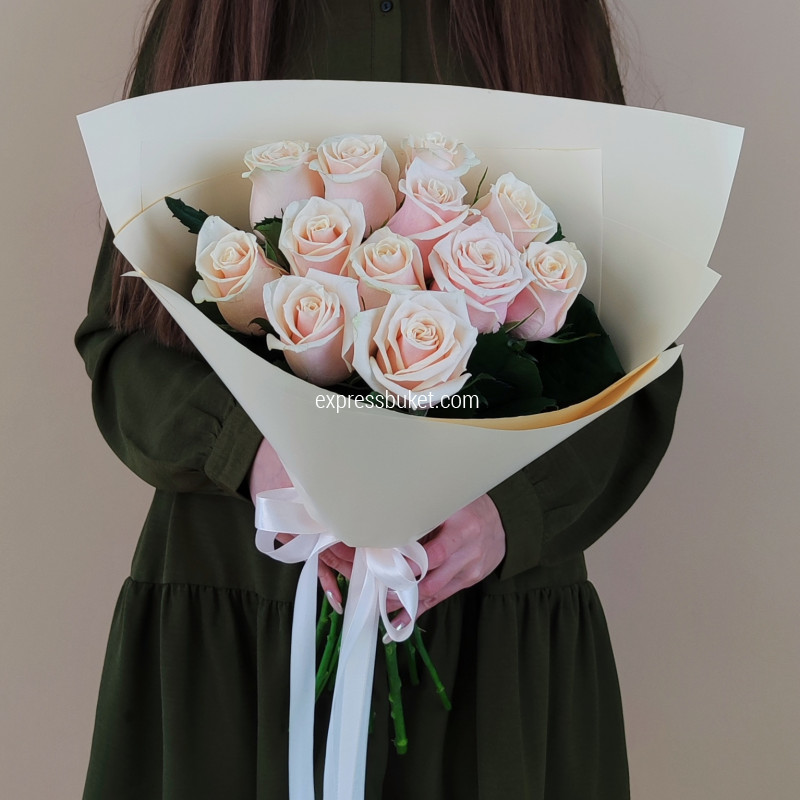 Букет из 13 роз сорта Талеа